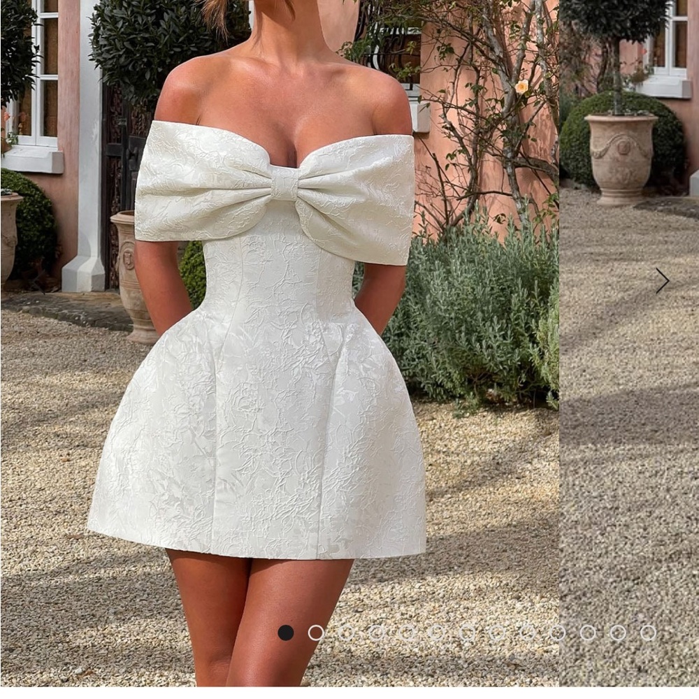 Elegant White Mini Dress with Bow Detail - Picture 5 of 5
